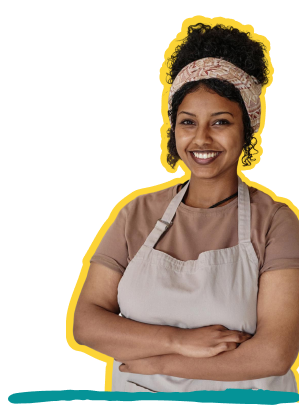 Mujer joven sonriendo con un delantal y una banda en el cabello, con los brazos cruzados