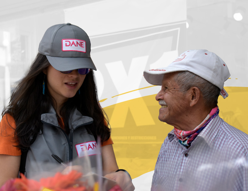 Encuestadora del DANE hablando con un vendedor de flores